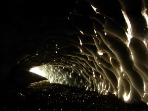 trek salam montagne - magie - grotte de glace sous glacier paix calme